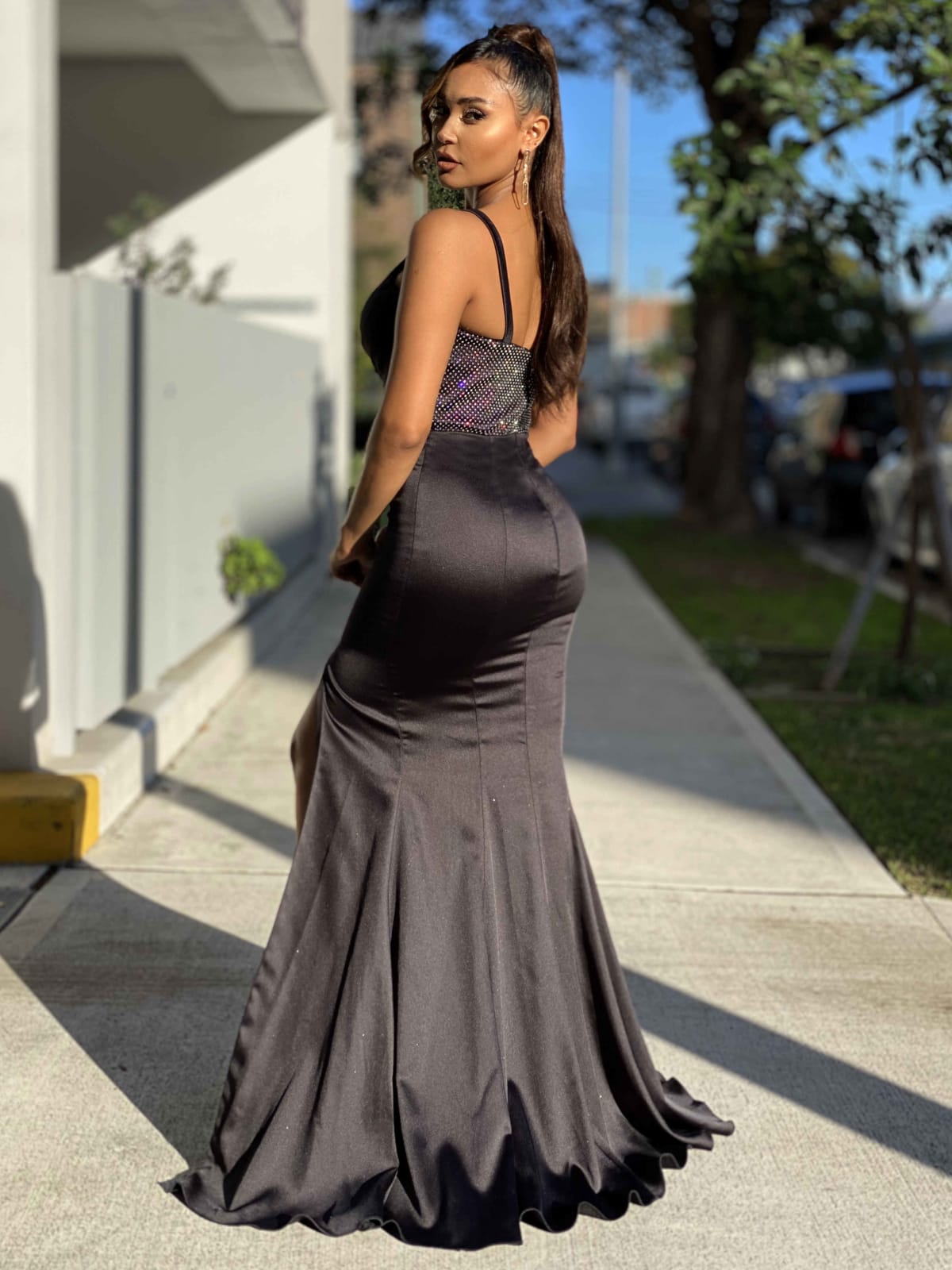 Carmen — robe longue fourreau bustier strass satinée
