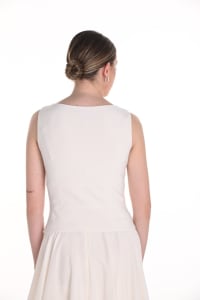 Top Inessa structuré détails fleurs en tissu