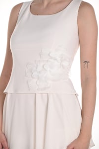 Top Inessa structuré détails fleurs en tissu
