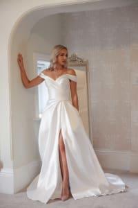 Feida - robe décolleté bateau, taille plissée, fente satin