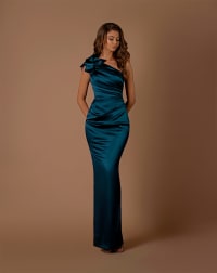 Claudia — robe longue fourreau satin plissé asymétrique nœud épaule