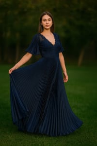 Arlette — robe longue fluide broderie décolleté V plissé soleil