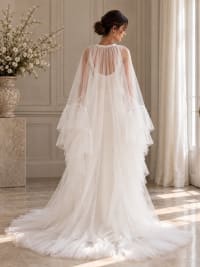 Cape de mariée longue en tulle fluide avec volants