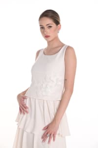 Top Inessa structuré détails fleurs en tissu