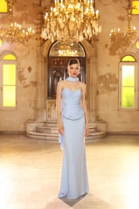Mariko - Robe longue bustier drapée bleu ciel avec étole