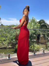 Romane — robe longue fourreau satin décolleté V dos nu laçage