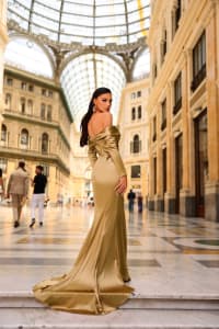 Olivia — robe longue sirène satin doré drapé croisé épaules dénudées