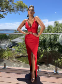 Romane — robe longue fourreau satin décolleté V dos nu laçage