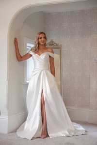 Feida - robe décolleté bateau, taille plissée, fente satin