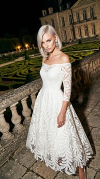 Oprah - Robe en dentelle guipure longueur midi – épaules dénudées et manches 3/4