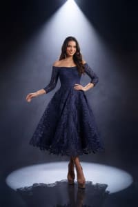 Oprah - Robe en dentelle guipure longueur midi – épaules dénudées et manches 3/4