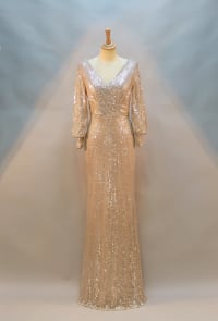 Lilly — robe longue sequins dorés décolleté V manches longues laçage dos
