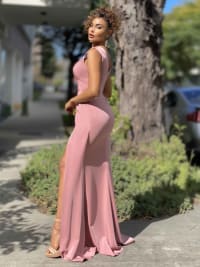 Lina — robe longue fourreau décolleté V drapés fente