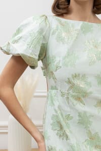 Léandre — robe courte tissu texturé vert d’eau motifs floraux irisés