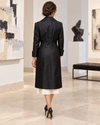 Manteau long noir satiné – col tailleur et coupe cintrée