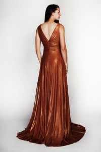 Gabriella — robe longue évasée plissé scintillant irisé décolleté V