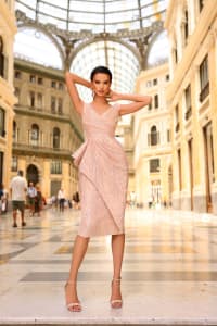 Lyna — robe fourreau mi-longue sequins perles décolleté drapé boléro amovible