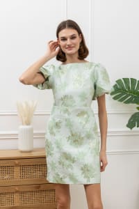 Léandre — robe courte tissu texturé vert d’eau motifs floraux irisés