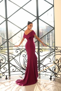 Lya — robe longue fourreau épaules dénudées drappé volants fente