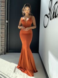Elliana — robe longue fourreau décolleté V dos échancré