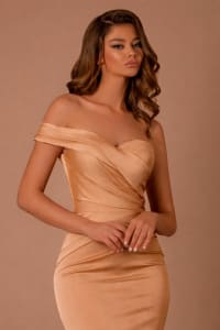 Inaya — robe longue fourreau bustier bretelle asymétrique drapée