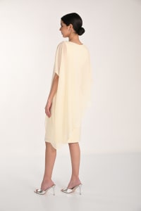 Lauriana robe cape asymétrique jaune pastel encolure ronde strass