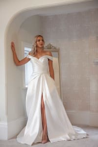 Feida - robe décolleté bateau, taille plissée, fente satin