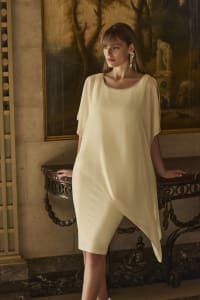 Lauriana robe cape asymétrique jaune pastel encolure ronde strass