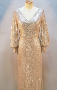 Lilly — robe longue sequins dorés décolleté V manches longues laçage dos