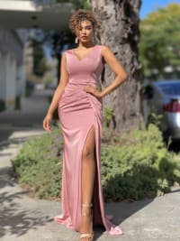 Lina — robe longue fourreau décolleté V drapés fente