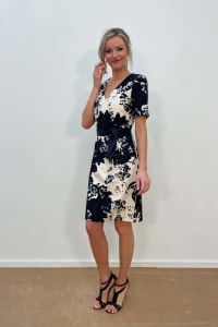 Maryline — robe tailleur Linea Raffaelli imprimé bleu marine veste courte
