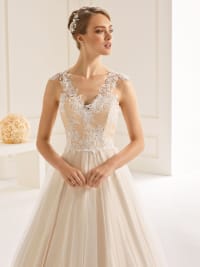 Dakota — robe de mariée princesse dentelle et tulle col V traîne