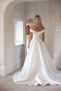 Feida - robe décolleté bateau, taille plissée, fente satin