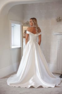Feida - robe décolleté bateau, taille plissée, fente satin