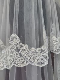 Voile VL5230 long de 3 mètres avec rabat, dentelle et perles en bordures.