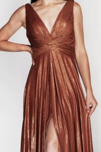 Gabriella — robe longue évasée plissé scintillant irisé décolleté V