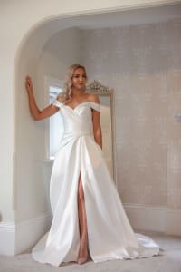 Feida - robe décolleté bateau, taille plissée, fente satin