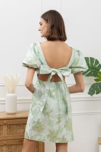 Léandre — robe courte tissu texturé vert d’eau motifs floraux irisés