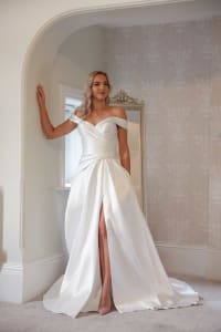 Feida - robe décolleté bateau, taille plissée, fente satin