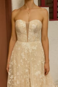 Armelle — robe longue bustier dentelle ivoire fond beige rosé