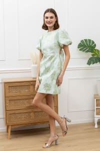 Léandre — robe courte tissu texturé vert d’eau motifs floraux irisés