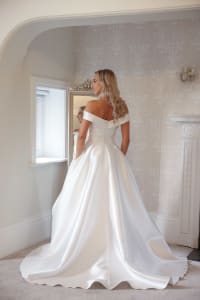 Feida - robe décolleté bateau, taille plissée, fente satin