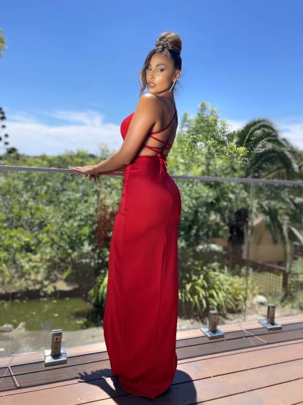 Romane — robe longue fourreau satin décolleté V dos nu laçage