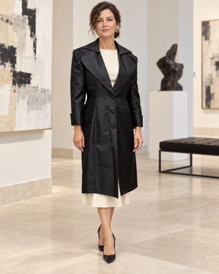 Manteau long noir satiné – col tailleur et coupe cintrée