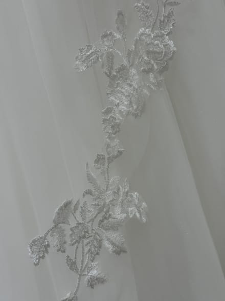 Voile VL4530 long 3 mètres tulle léger broderie florale relief fixation peigne