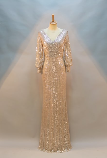 Lilly — robe longue sequins dorés décolleté V manches longues laçage dos