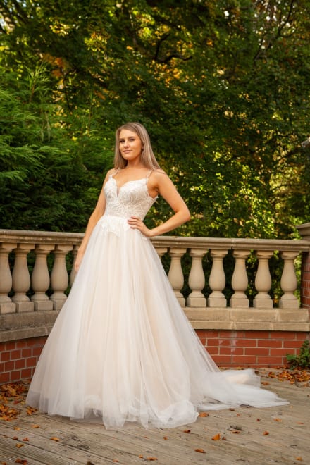 Jenna — robe de mariée longue bustier dentelle perles décolleté V boutons dos