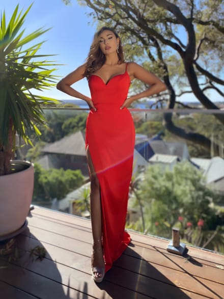 Luna — robe longue fourreau décolleté V fines bretelles dos laçage fente traine satinée