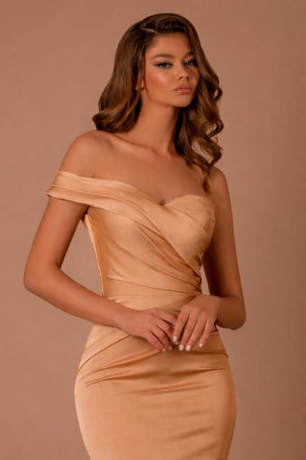 Inaya — robe longue fourreau bustier bretelle asymétrique drapée