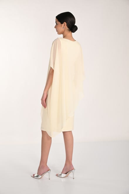 Lauriana robe cape asymétrique jaune pastel encolure ronde strass